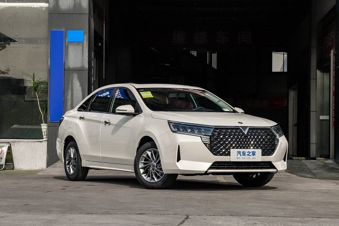 سدان دورگه چینی - ژاپنی پا به ایران گذاشت (عکس)