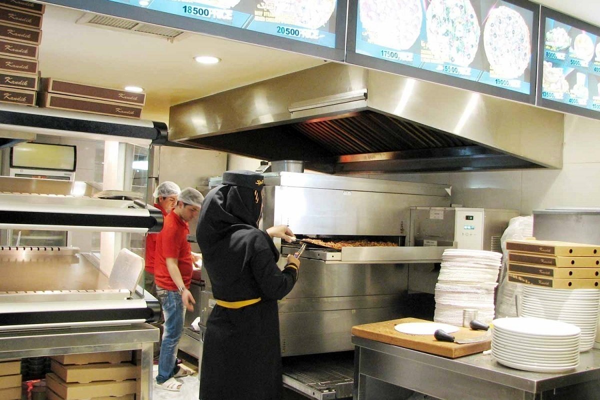 استخدام در رستوران با درآمد بالای 20 میلیون