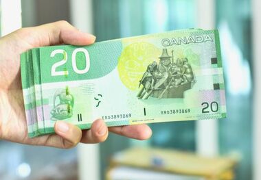 قیمت دلار کانادا پایین آمد
