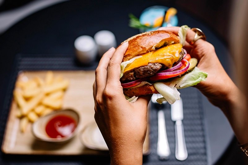 قیمت همبرگر به 800 هزار تومان رسید