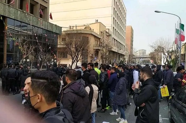 کاسبی با روان مردم! ماجرای خشم حوالهداران پژو پارس (فیلم)