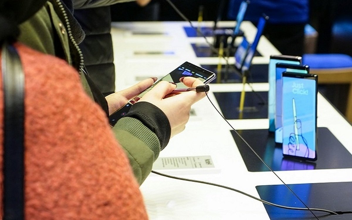 بهترین گوشی موبایل در رنج ۲۰ میلیون؛ مقایسه A55 و ردمی نوت 13 پرو پلاس