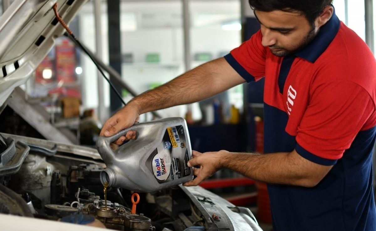 مقایسه روغن موتور و گیربکس؛ شباهت و تفاوت‌ در چیست؟