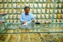 قیمت طلا، سکه، دلار و یورو امروز پنجشنبه 17 مهر 1404/ عقب‌نشینی طلا و سکه در بازار