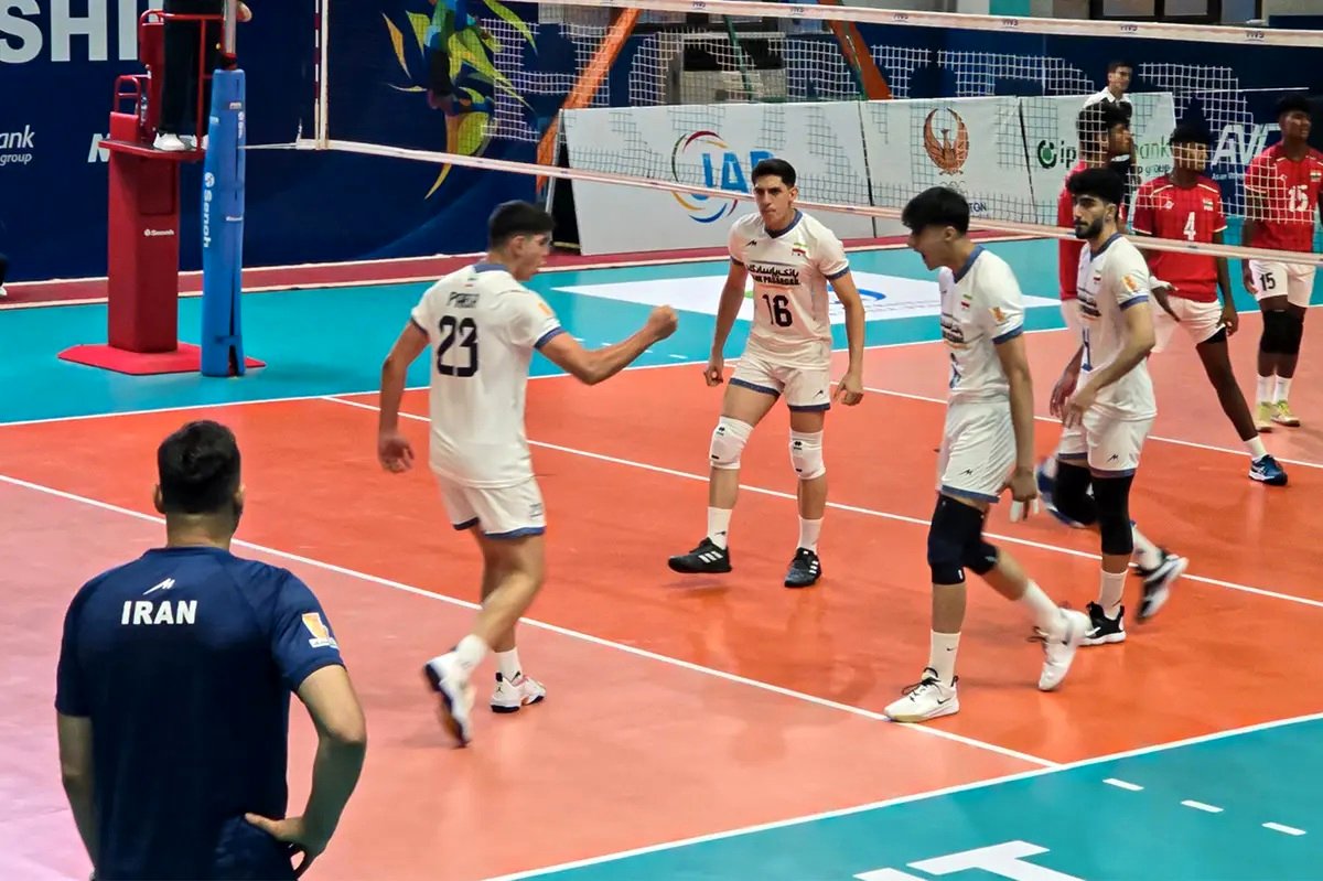 سلام نظامی اعضای تیم والیبال زیر ۱۶ سال ایران 