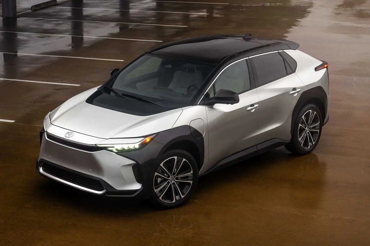 مقایسه مزدا 3 بنزینی و تویوتا bZ4X برقی؛ رقابت تنگاتنگ پنج میلیاردی‌های بازار