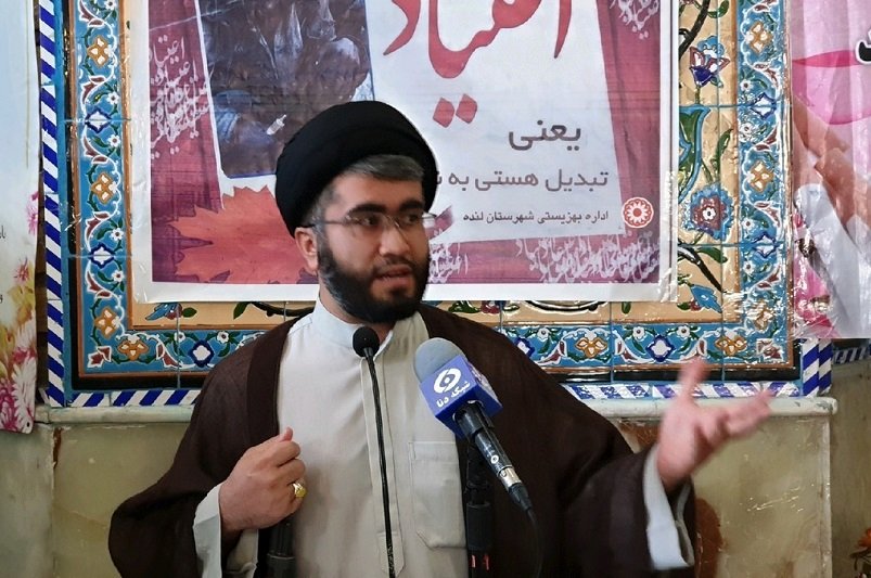 باز شدن پای همستر به تریبون نماز جمعه