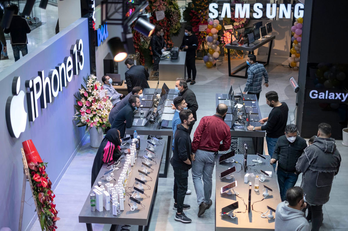 برچسب ایرانی روی گوشی چینی؛ ماجرا چیست؟