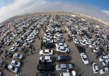 بازار خودرو قفل شد؛ نوسان قیمت‌ها زیر سایه دلار!