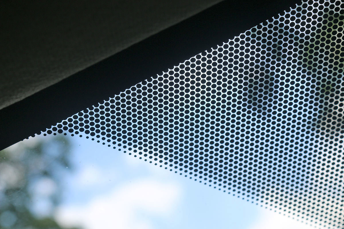 نقطه‌های سیاه کوچک روی شیشه خودرو چیست و چه کاربردی دارند؟