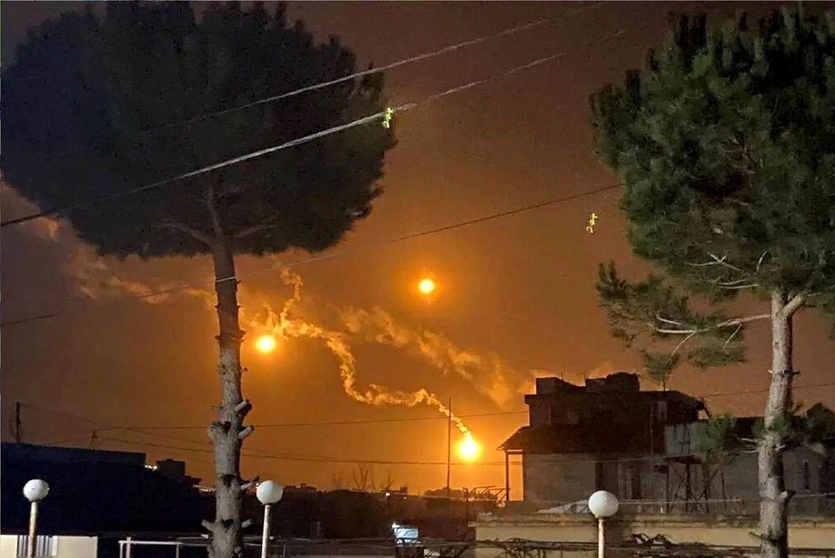 سوختن انبار نفت شهران در آتش