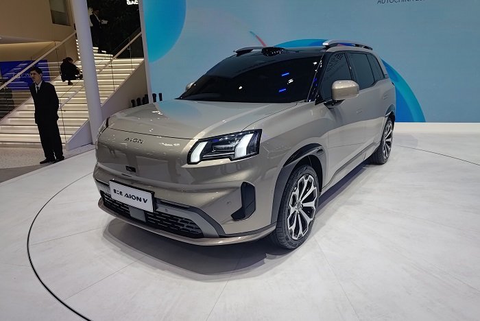 آیون وی پلاس؛ تاکسیسواری در تهران با شاسیبلند برقی!