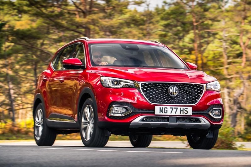 مقایسه تویوتا راوفور و امجی HS؛ دوئل شاسیبلندهای ژاپنی و چینی