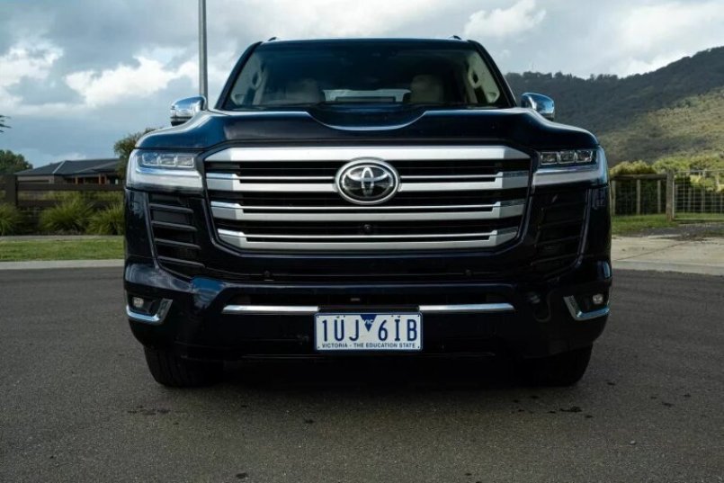 اختلاف قیمت لندکروز در امارات و ایران؛ تفاوت 10 برابری!