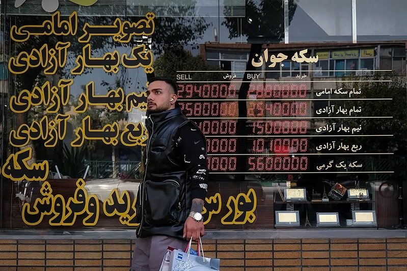 فضاسازی رسانهای برای برگشت دلار به قلههای قیمتی/ چه کسانی سود میبرند؟